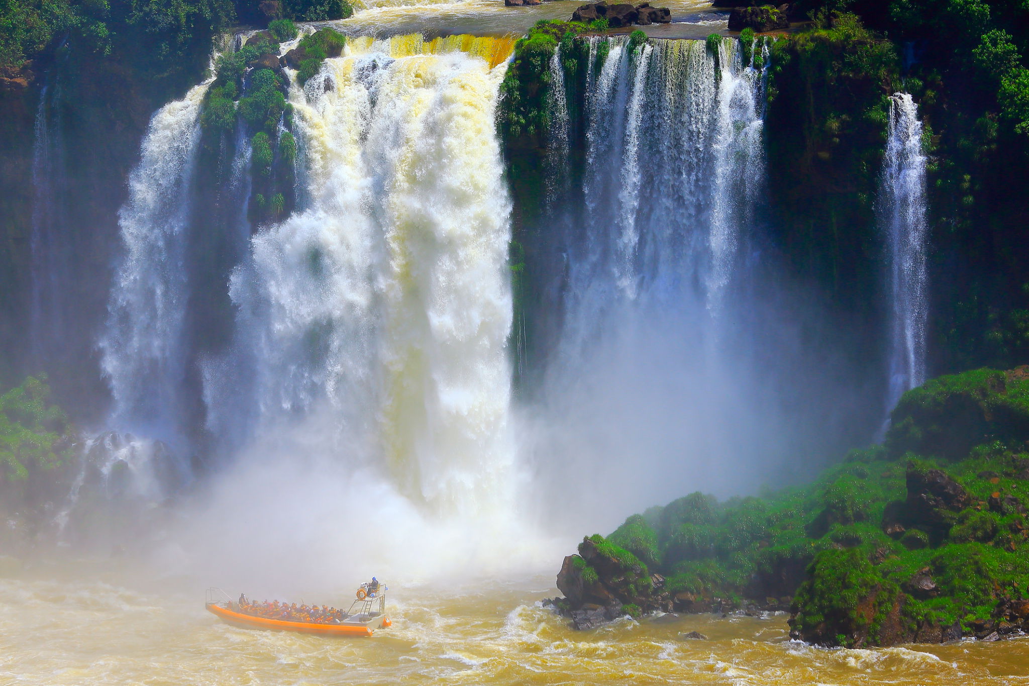 Paseo náutico en el río Iguazú